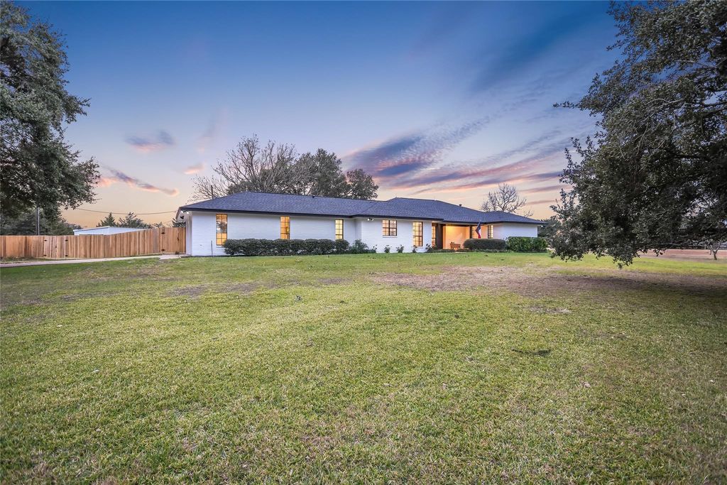 6569 Cutoff RD, Round Top, TX 78940