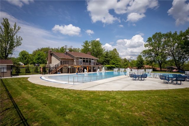 507 Hunters Path Rd 12, Bridgeville, PA 15017