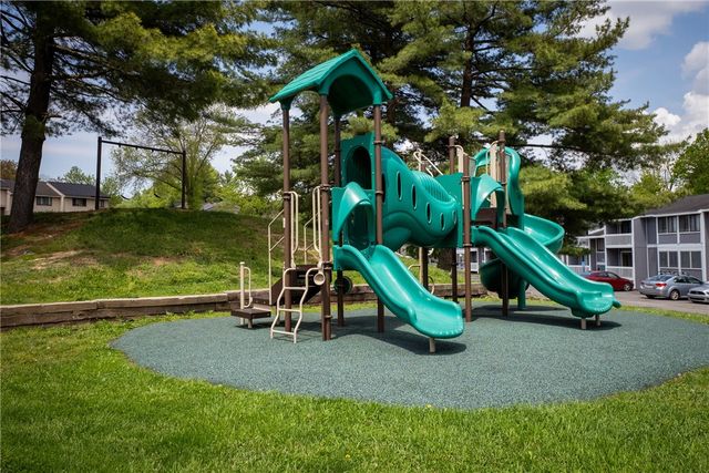 507 Hunters Path Rd 12, Bridgeville, PA 15017