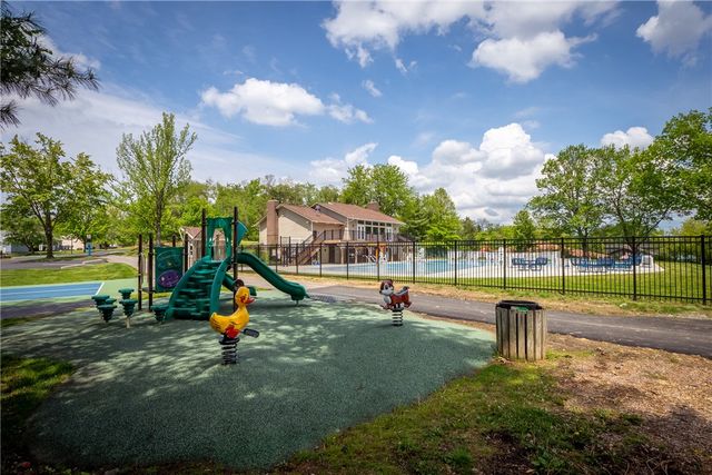507 Hunters Path Rd 12, Bridgeville, PA 15017