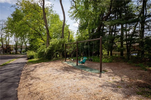 507 Hunters Path Rd 12, Bridgeville, PA 15017