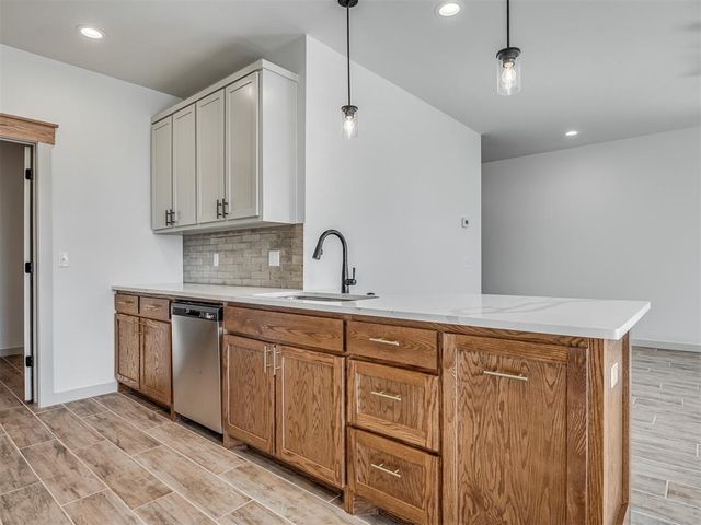 2240 E Thomas Terrace, Mustang, OK 73064