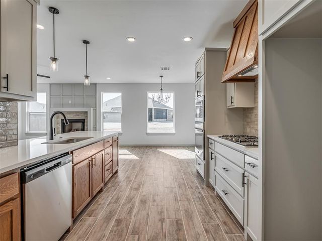 2240 E Thomas Terrace, Mustang, OK 73064