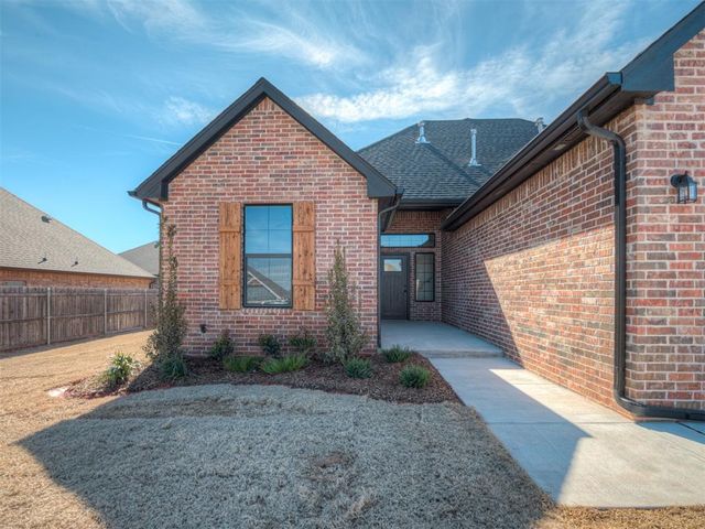 2240 E Thomas Terrace, Mustang, OK 73064