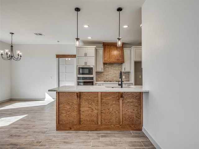 2240 E Thomas Terrace, Mustang, OK 73064