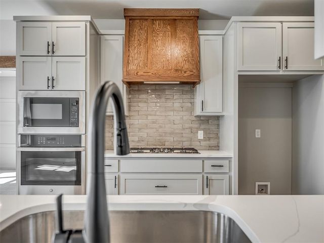 2240 E Thomas Terrace, Mustang, OK 73064