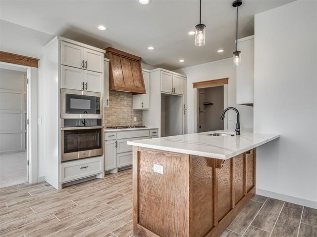 2240 E Thomas Terrace, Mustang, OK 73064