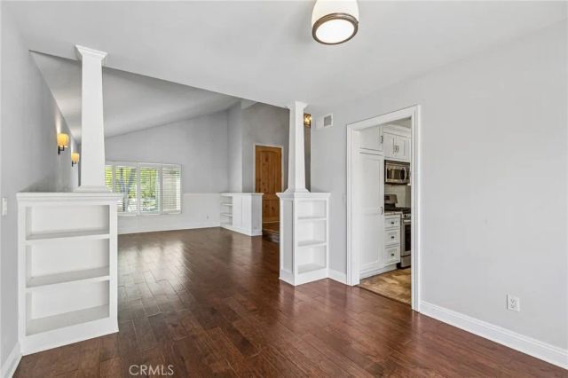 42 Kanan Road, Oak Park, CA 91377