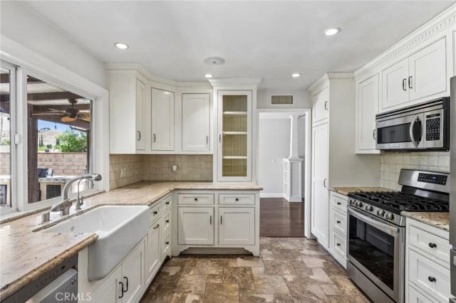 42 Kanan Road, Oak Park, CA 91377