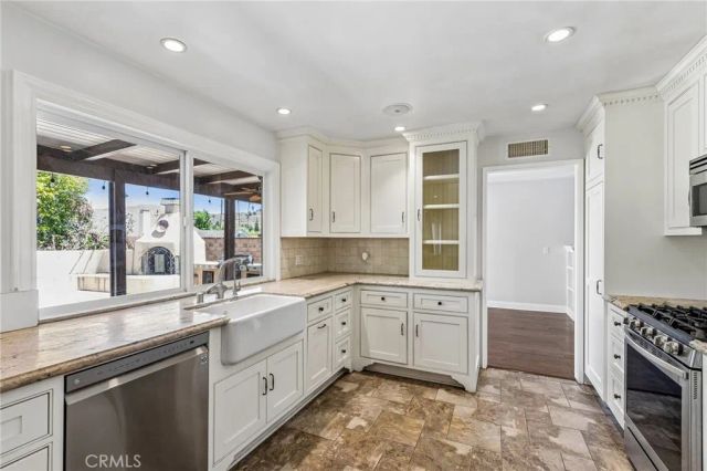 42 Kanan Road, Oak Park, CA 91377