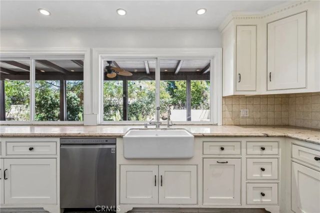 42 Kanan Road, Oak Park, CA 91377