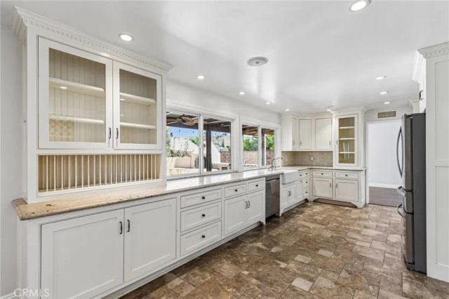 42 Kanan Road, Oak Park, CA 91377