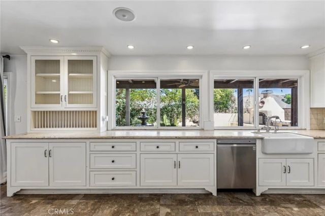 42 Kanan Road, Oak Park, CA 91377