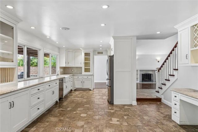 42 Kanan Road, Oak Park, CA 91377