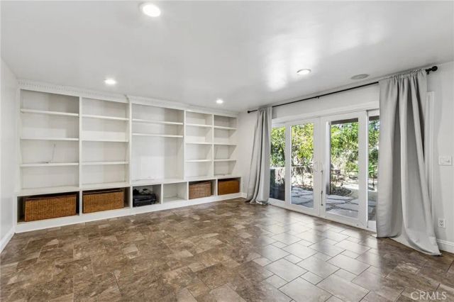 42 Kanan Road, Oak Park, CA 91377