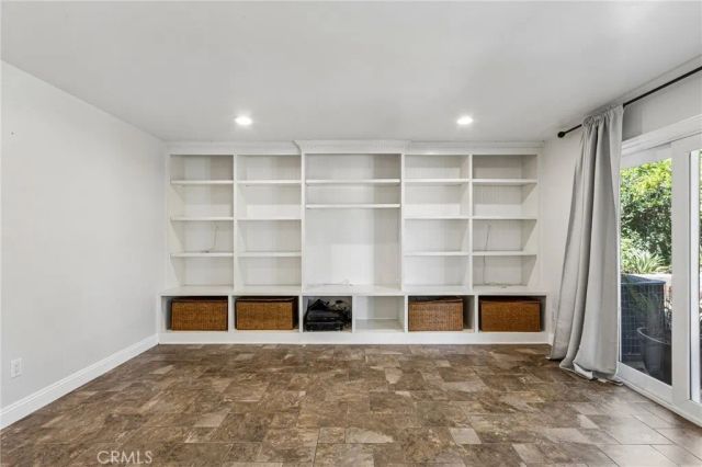 42 Kanan Road, Oak Park, CA 91377