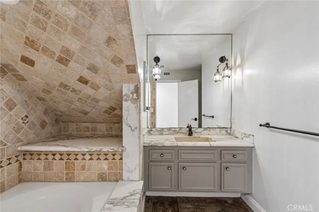 42 Kanan Road, Oak Park, CA 91377