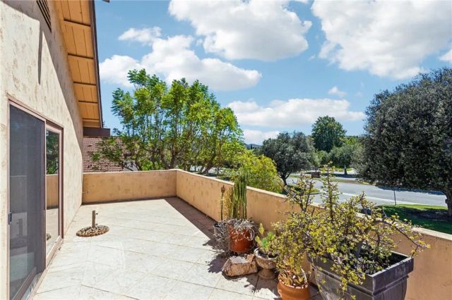 42 Kanan Road, Oak Park, CA 91377