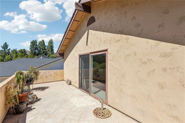 42 Kanan Road, Oak Park, CA 91377