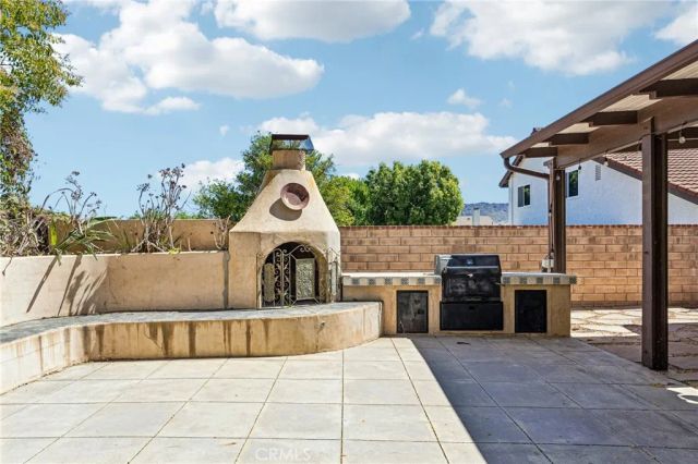 42 Kanan Road, Oak Park, CA 91377