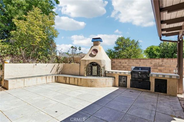 42 Kanan Road, Oak Park, CA 91377