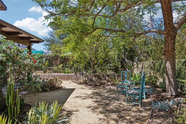 42 Kanan Road, Oak Park, CA 91377