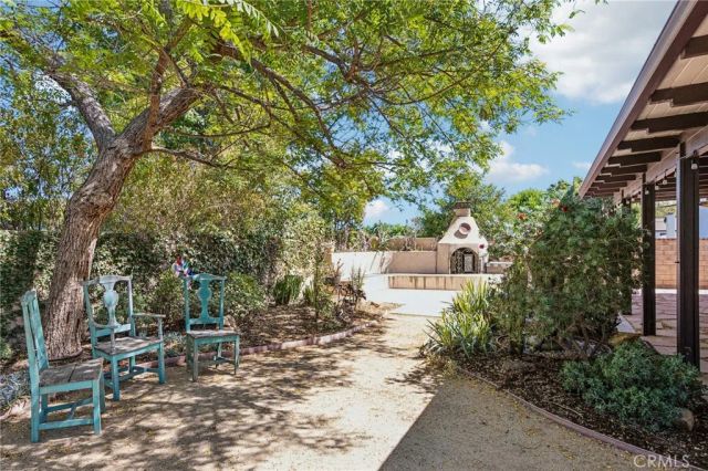 42 Kanan Road, Oak Park, CA 91377