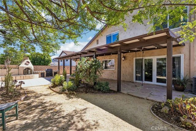42 Kanan Road, Oak Park, CA 91377