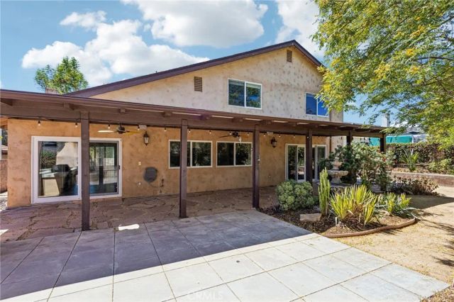 42 Kanan Road, Oak Park, CA 91377