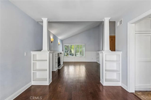 42 Kanan Road, Oak Park, CA 91377