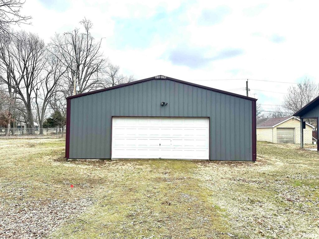 Image 2 of property listing at 637 N HICKORY Street, Centralia, IL 62801
