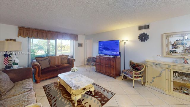 9320 Sunrise Lakes Blvd 303, Sunrise, FL 33322