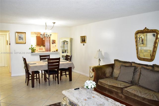 9320 Sunrise Lakes Blvd 303, Sunrise, FL 33322