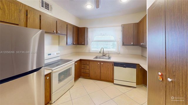 9320 Sunrise Lakes Blvd 303, Sunrise, FL 33322