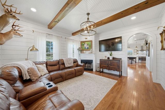 3635 County Road 265, Moulton, TX 77975