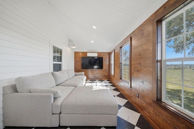 3635 County Road 265, Moulton, TX 77975