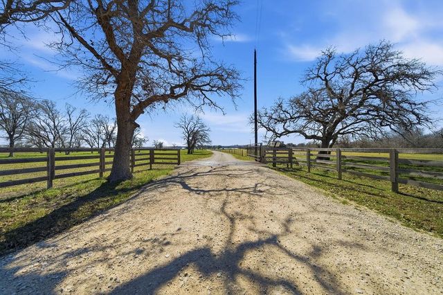 3635 County Road 265, Moulton, TX 77975