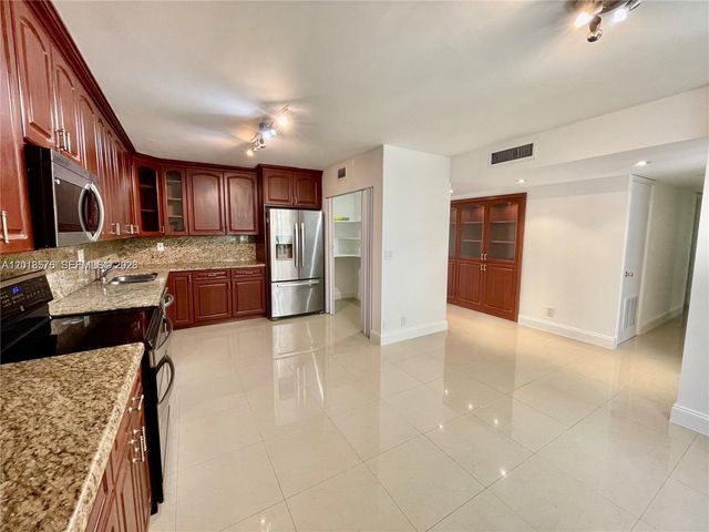 20441 NE 30th Ave 122-9, Aventura, FL 33180