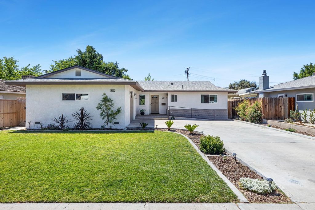 Image 1 of property listing at 425 Stanford Avenue, Coalinga, CA 93210