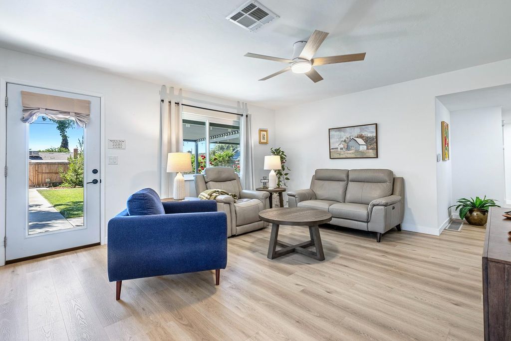 Image 10 of property listing at 425 Stanford Avenue, Coalinga, CA 93210