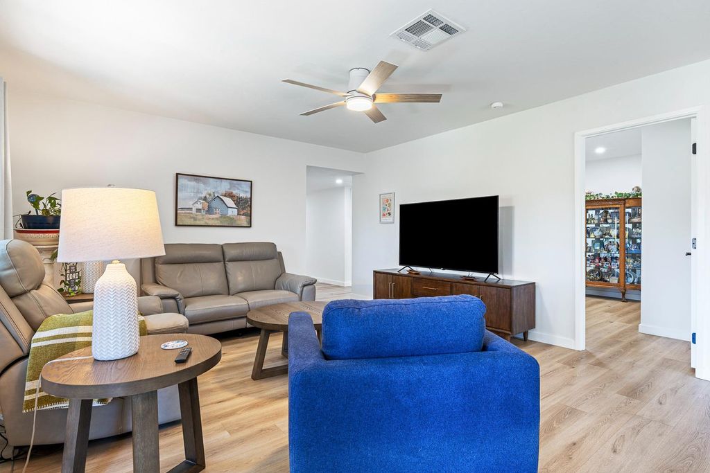 Image 11 of property listing at 425 Stanford Avenue, Coalinga, CA 93210