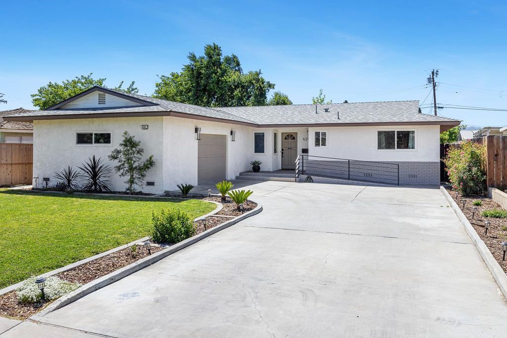 Image 2 of property listing at 425 Stanford Avenue, Coalinga, CA 93210