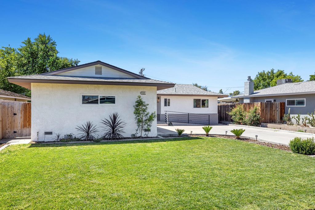 Image 3 of property listing at 425 Stanford Avenue, Coalinga, CA 93210