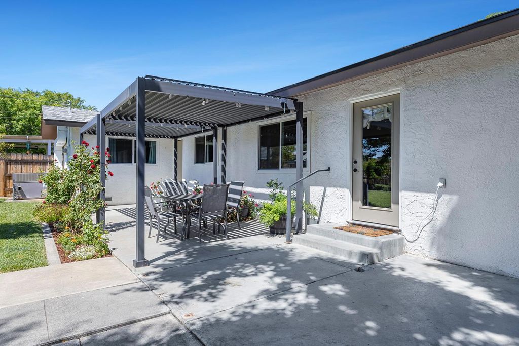 Image 37 of property listing at 425 Stanford Avenue, Coalinga, CA 93210