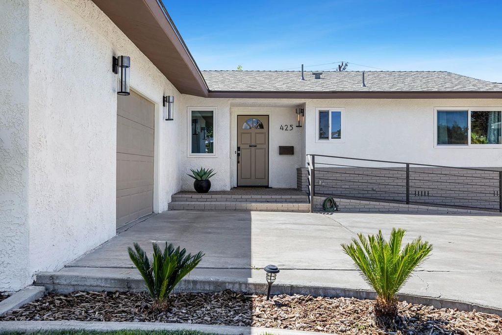 Image 4 of property listing at 425 Stanford Avenue, Coalinga, CA 93210