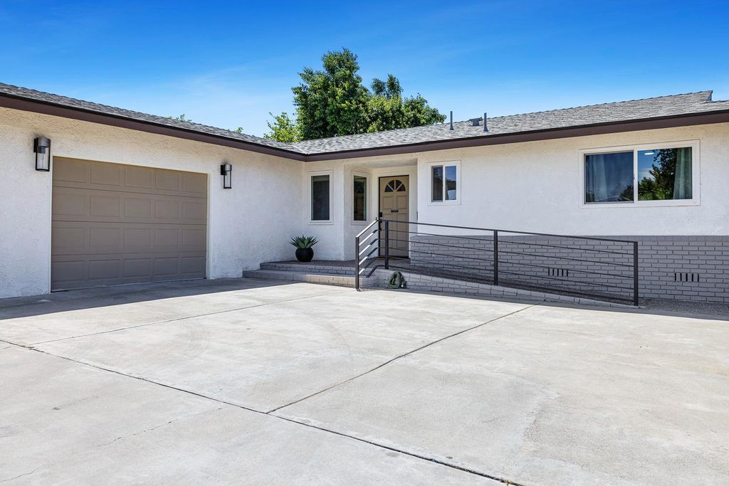 Image 5 of property listing at 425 Stanford Avenue, Coalinga, CA 93210
