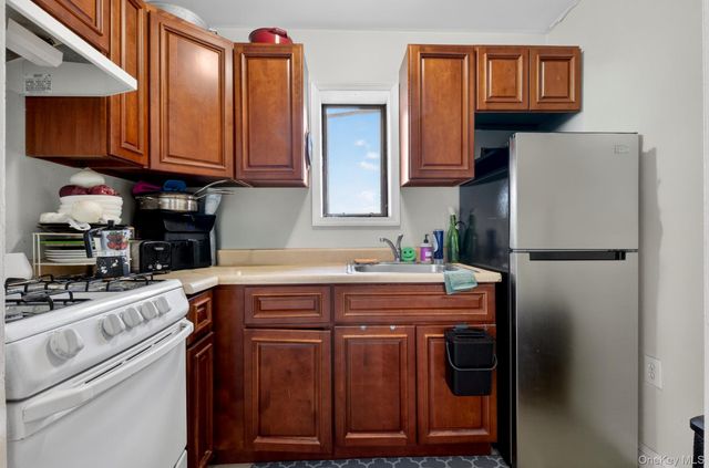 76-14 69th Road, Middle Village, NY 11379