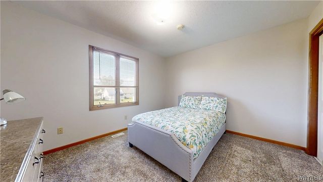 6983 Samantha Ct, Wheatfield, NY 14304