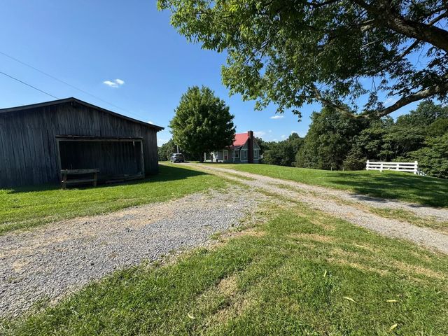 412 Hawkins Rd, Westmoreland, TN 37186