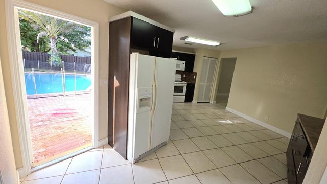 10390 NW 36th St, Coral Springs, FL 33065
